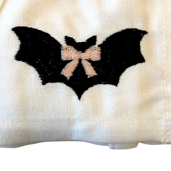 CUPCAKES & CASHMERE Set Of 4 Embroidered Bat With Bow Napkins - Picture 3 of 7